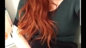 Sale Lily O'Riley doigt se baise dans la salle de bain de ses amis