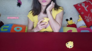 非常黄的女人和非常黄的鸡