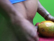 ¡¡Se FOLLA una Papaya hasta CORRERSE DENTRO DE ELLA!!!