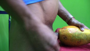 ¡¡Se FOLLA una Papaya hasta CORRERSE DENTRO DE ELLA!!!