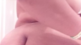 Eu sabia que você estava me espionando fazendo minha maquiagem.