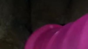 Gozada rápida matinal com buceta de ébano rosa e vibrador