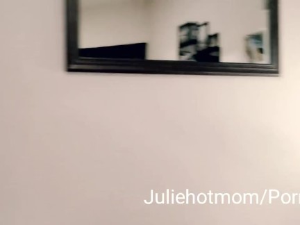ma belle-mère donne une leçon de pipe à son amie avec 
