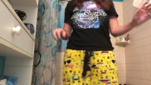 Putas sujas brincam com brinquedos e fumam no chuveiro