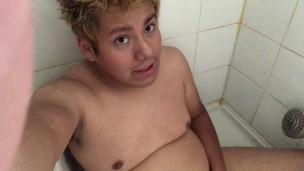 Mijando no chuveiro (pedido)