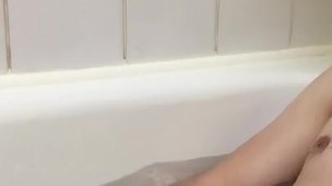 Horny teen cums on his sixpack!
