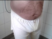 01 - Pissen in weißer Jogginghose