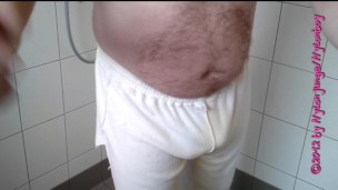 01 - Pissen in weißer Jogginghose