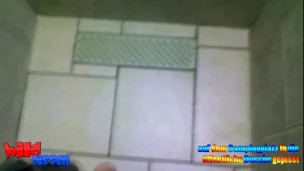 Auf dem Campingplatz in die öffentliche Dusche gepisst