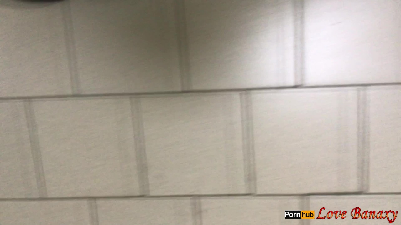 公衆トイレでオナニーと放尿 - 無料セックスビデオ - RedTube