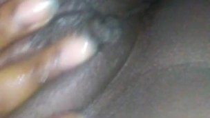 brincando com minha buceta enquanto meus namorados estão fora 