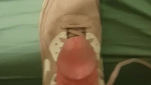 Quick cum on her shoes