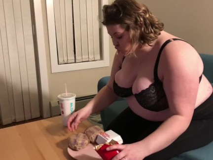 CHUBBY BBW TEEN STUFFING BIG MEAL INTO DIGESTING BELLY!