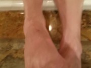Fucking her feet while she cums in the bathtub 7/16