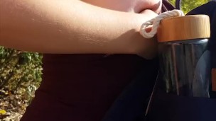 Ich wurde fast erwischt, als ich meine Titten am Fluss herausgeholt habe.