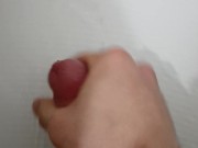 Petite branlette sous la douche avec grosse éjaculation