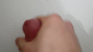 Petite branlette sous la douche avec grosse éjaculation