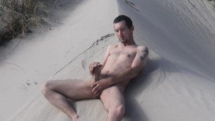 Wank and cum in the dunes