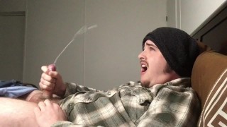 Branle de mâle! Un gars gémit et jouit en continu - Vidéo de sexe ...