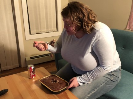 CHUBBY BBW STUFFS HERSELF WITH CAKE AND EXPANDS BELLY