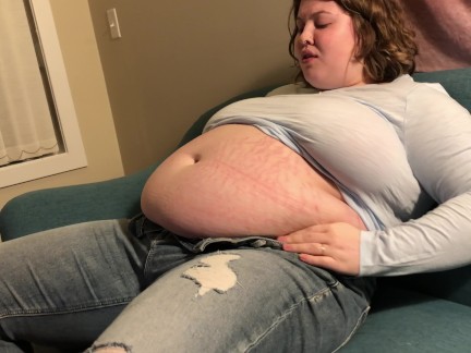CHUBBY BBW STUFFS HERSELF WITH CAKE AND EXPANDS BELLY
