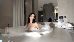 Joi Horny Latina has fun in the bath Cumming for u Safada gozando