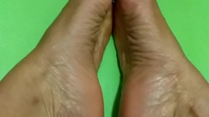 Amateur MILF playing with Toes and Feet