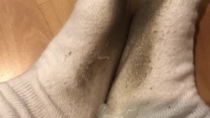 Klaarkomen over HELE vieze witte sokken