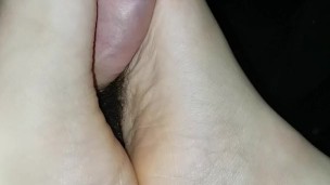 Lo schiavo viene sui piedi di padrona Darkshine durante un footjob