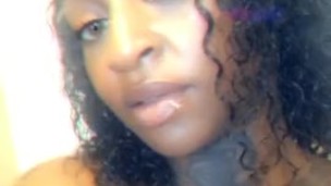 Morena sexy massageando sua buceta