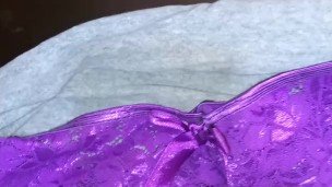 Masturbándome en mis bragas a escondidas