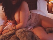 Jeune femme vous accueille à la maison après le boulot 9/16