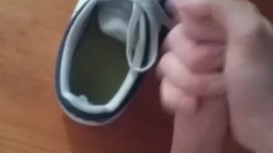 Grosse éjac sur mes Nike !