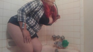 Chugging De La Manguera De La Ducha - Gigante Belly Inflación En La Camisa De Botón Abajo