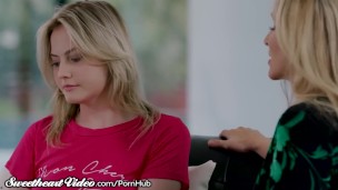 Sweetheart MILF Julia Ann Eats Out Young Lesbian & Facesits