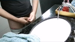 WASHING UNCUT DICK