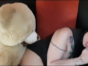 Fratellastro e sorellastra giocano al gioco della bottiglia 5/16