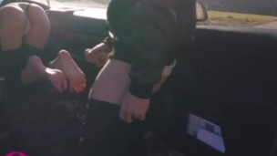 Un guardone sborra sui piedi della mia ragazza mentre mi fa un pompino