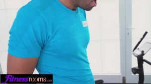 Fitness Rooms Horny gym chick fucks Personal Trainer in instructional video