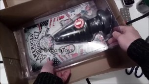 PLUG TEST: GIANT DESTROYER BUTTPLUG AMERCICAN BOMBSHELL (BottomToys)