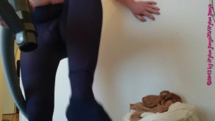 Staubsaugen in Blauer Feinstrumpfhose
