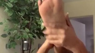OpenMinded Nina shows you how to put on lotion