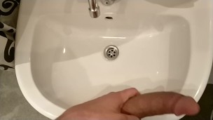WHO ist swinging His stepbrothers cock in the mirror?