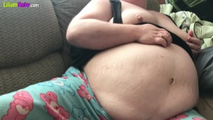 Fatty Rubs Her Body
