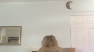 Blonde twerks for fun