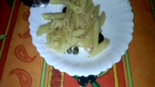 sega sotto il tavolo con sborrata in bocca durante la cena in famiglia