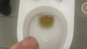 Quick pissing of sissy twink for All of you. I know you love IT :)