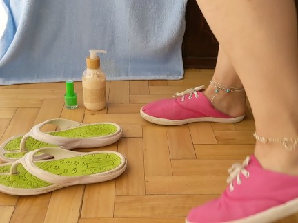 FOOT SHOW -- Dry sticky cum on flip flops and painting toes bright green