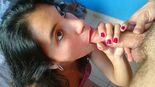 ROSTO BONITO CHUPANDO UM GALO ENORME CUM NA BOCA