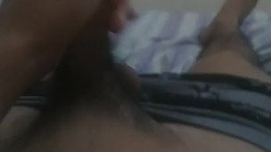 Se masturba mientras todos duermen